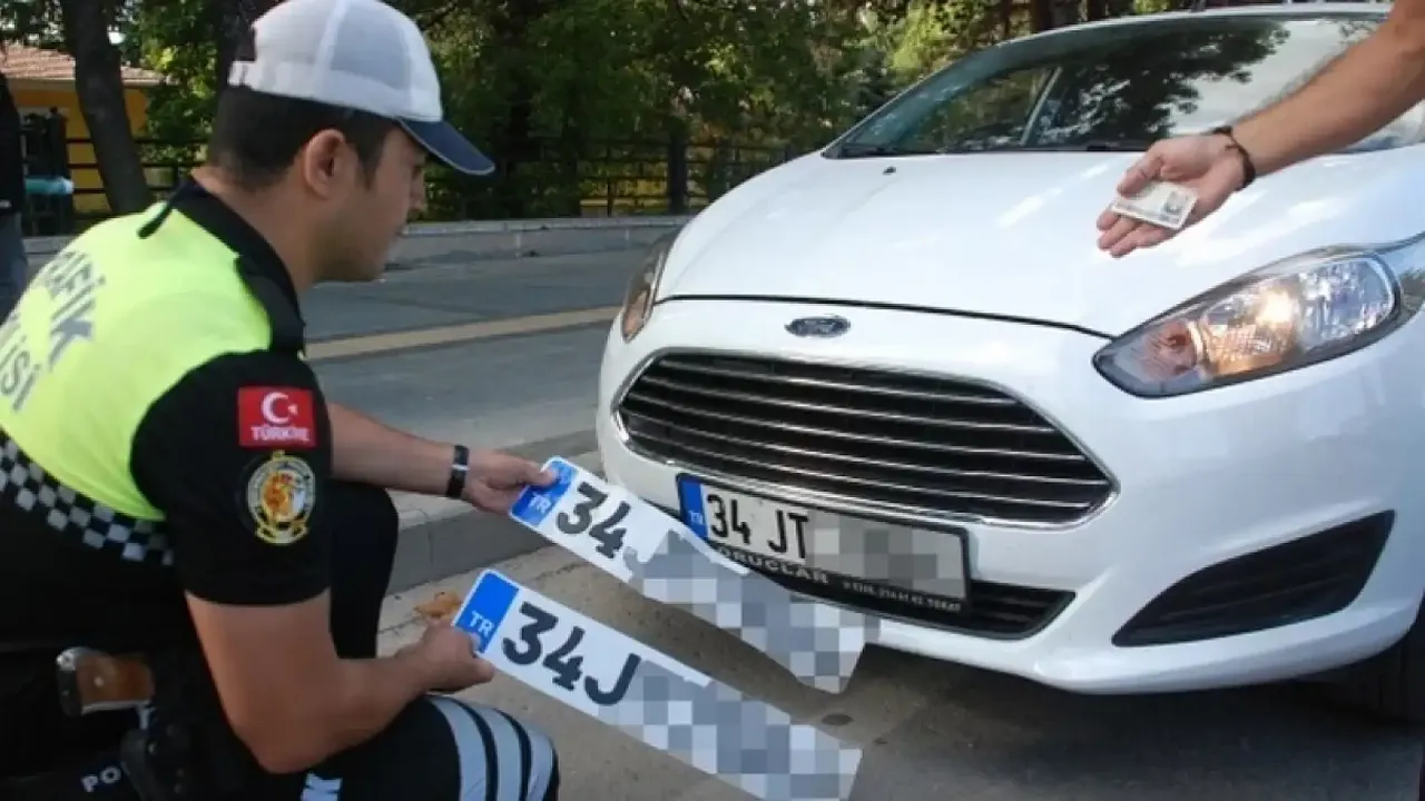 Arabada multimedya yasak mı, ses sistemi cezası ertelendi mi? CarPlay ve Android Auto için son durum!