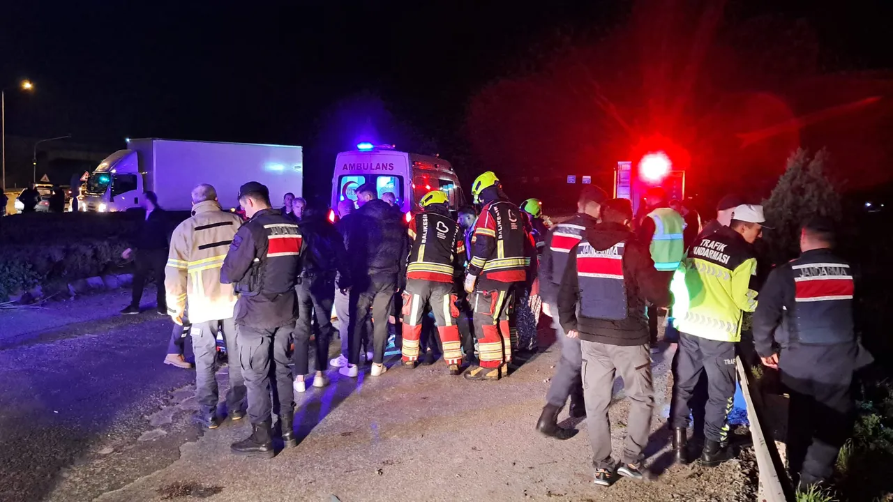 Balıkesir'de şarampole devrilen otomobilde can pazarı!