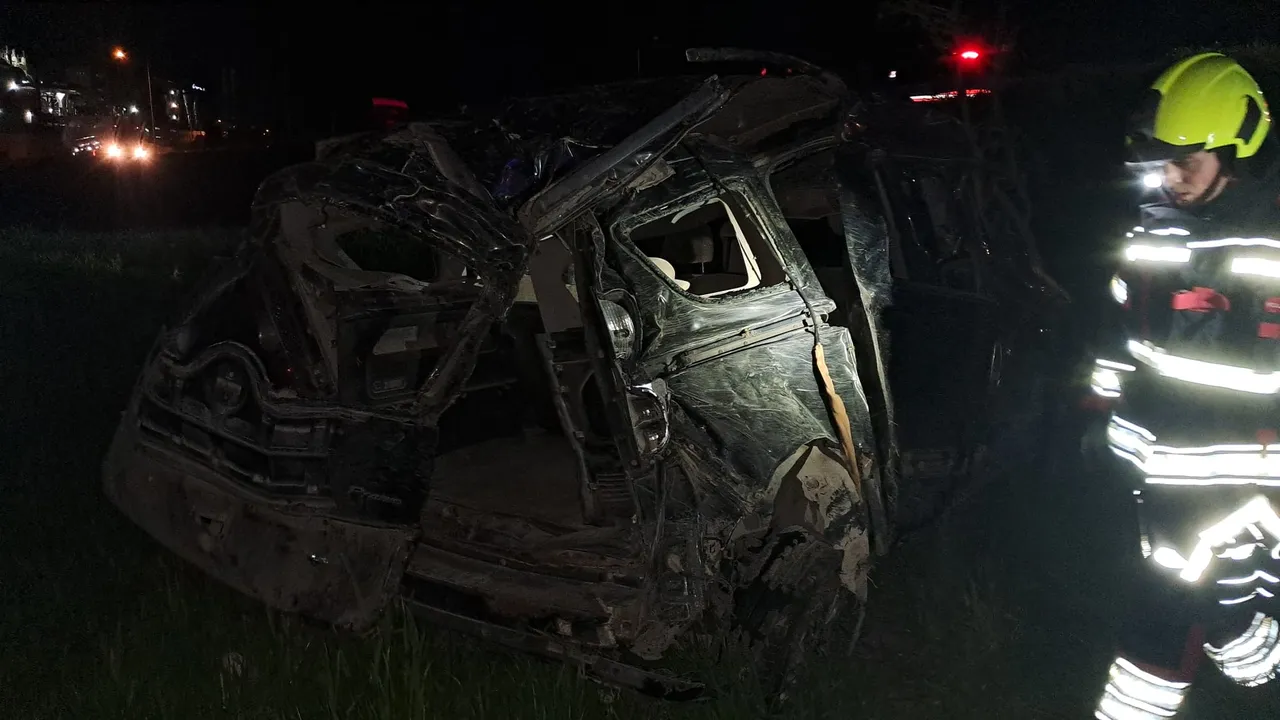 Balıkesir'de şarampole devrilen otomobilde can pazarı!