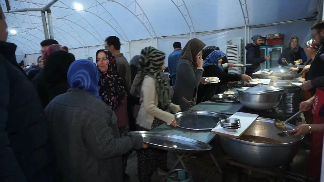 Bu köyde tek iftar sofrası kuruluyor… 11 yıldır aynı geleneği sürdürüyorlar