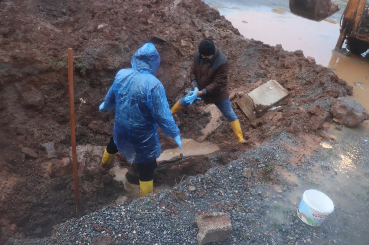 Depremde tüm ailesini kaybetmişti! Kayıp kızıyla ilgili gelen haber onu bir kez daha yıktı