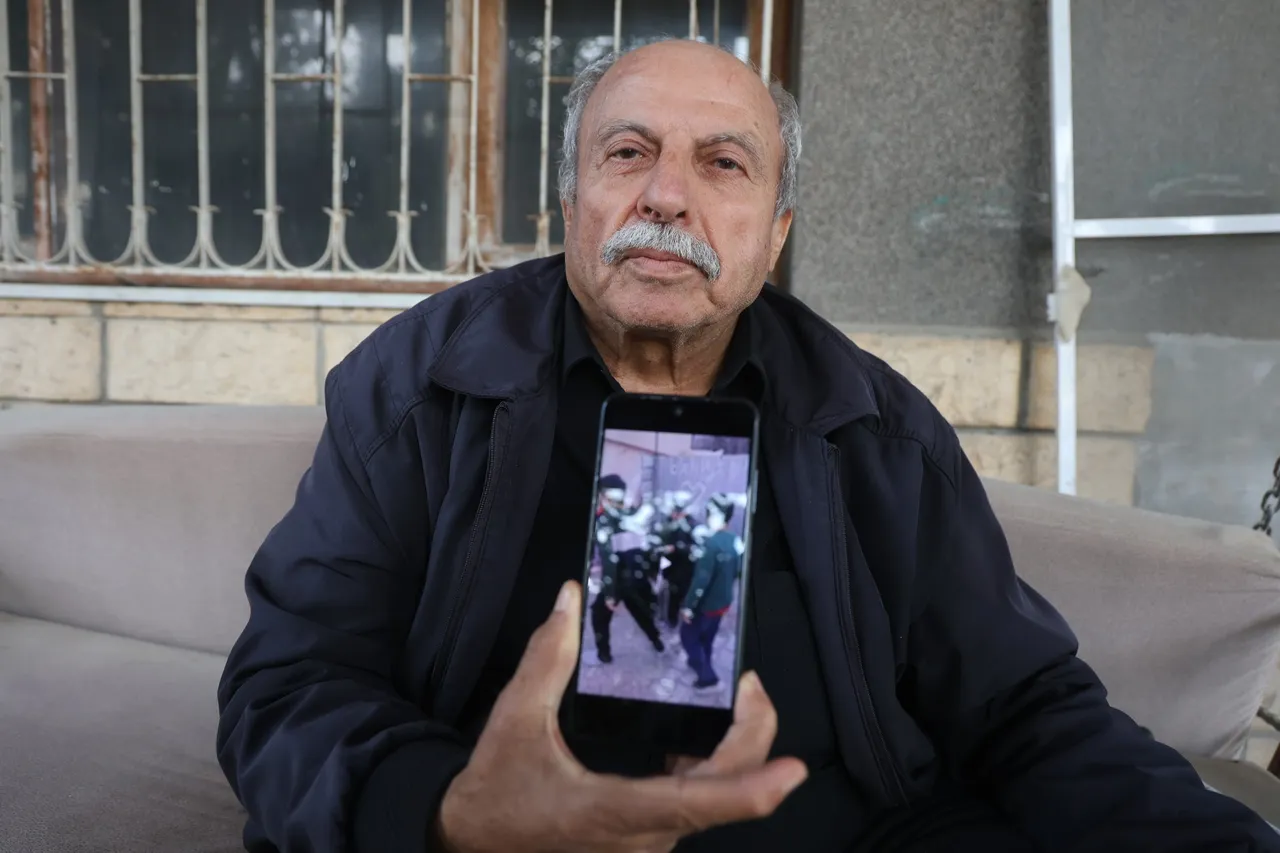 "Dua etsinler yeter" diyerek maaşını mahalleliye dağıtıyor