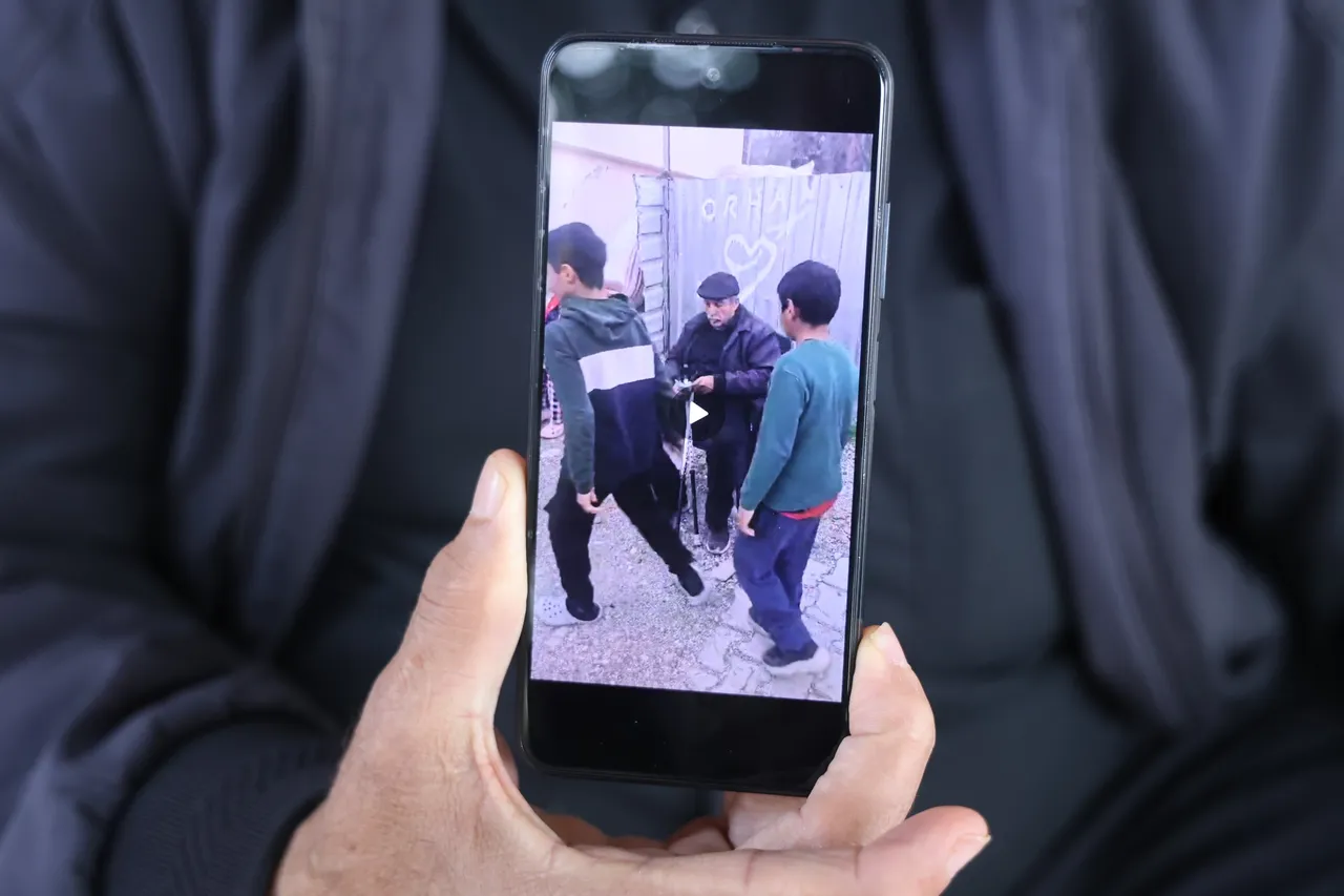 "Dua etsinler yeter" diyerek maaşını mahalleliye dağıtıyor