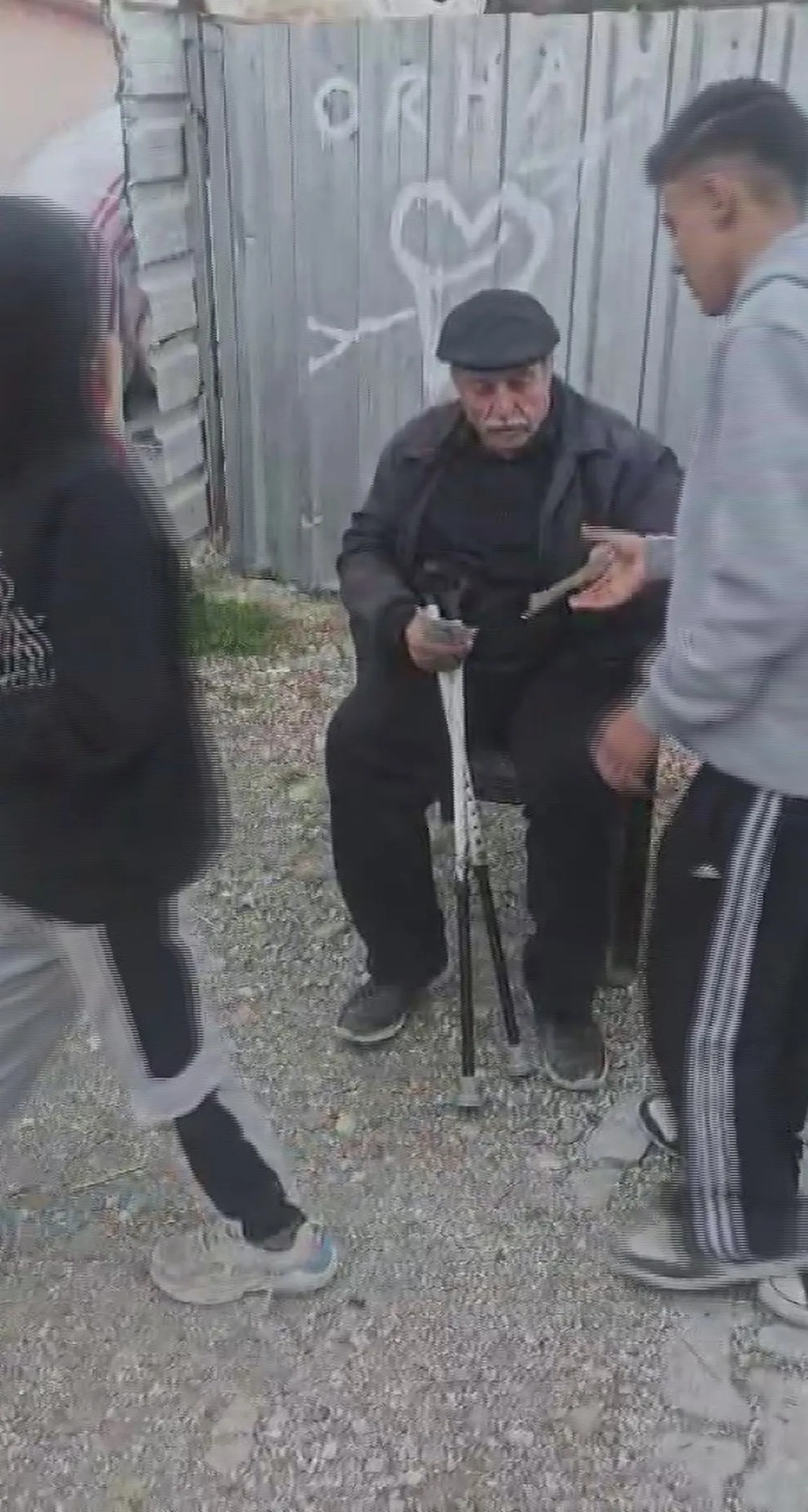 "Dua etsinler yeter" diyerek maaşını mahalleliye dağıtıyor