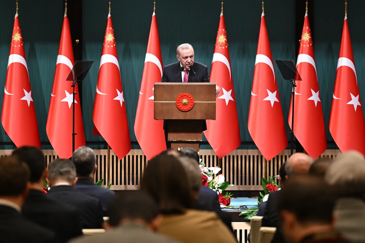 Cumhurbaşkanı Recep Tayyip Erdoğan, Cumhurbaşkanlığı Külliyesi'nde gerçekleştirilen Kabine Toplantısı sonrasında basın mensuplarına açıklamada bulundu.