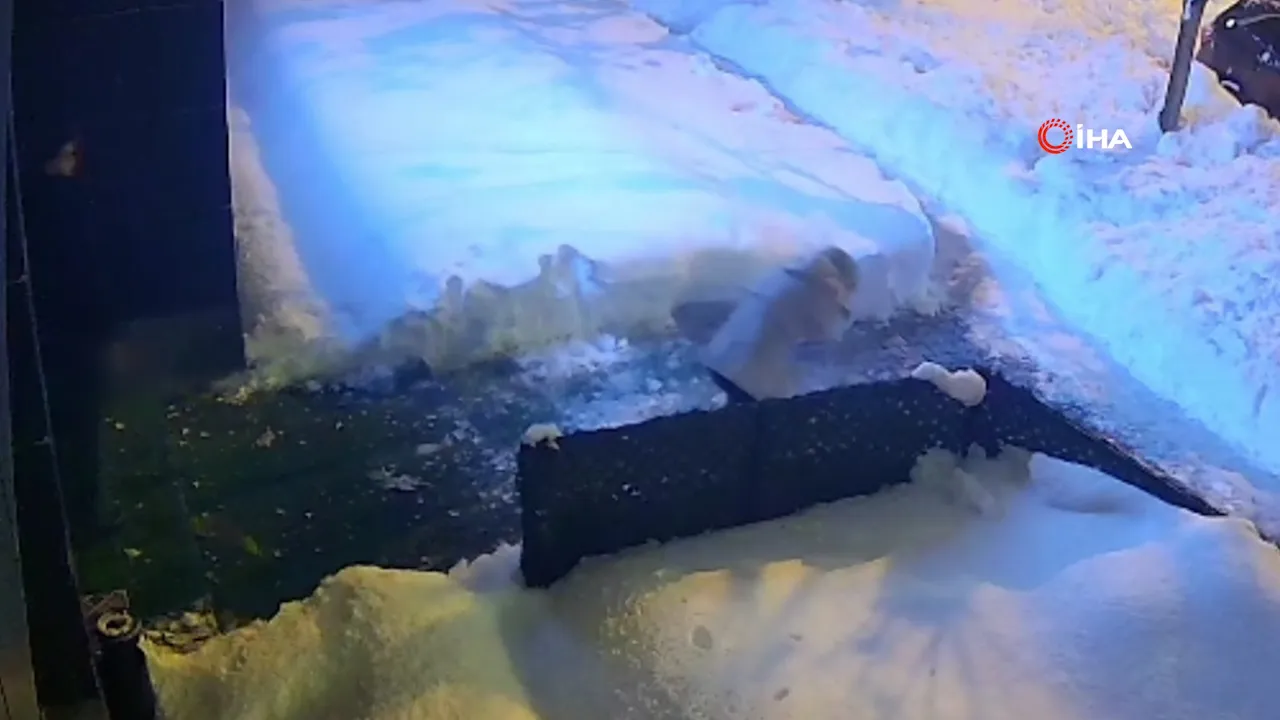 İş çıkışı ölümden döndü! Çatıdan düşen kar kütlesi kadını yaraladı