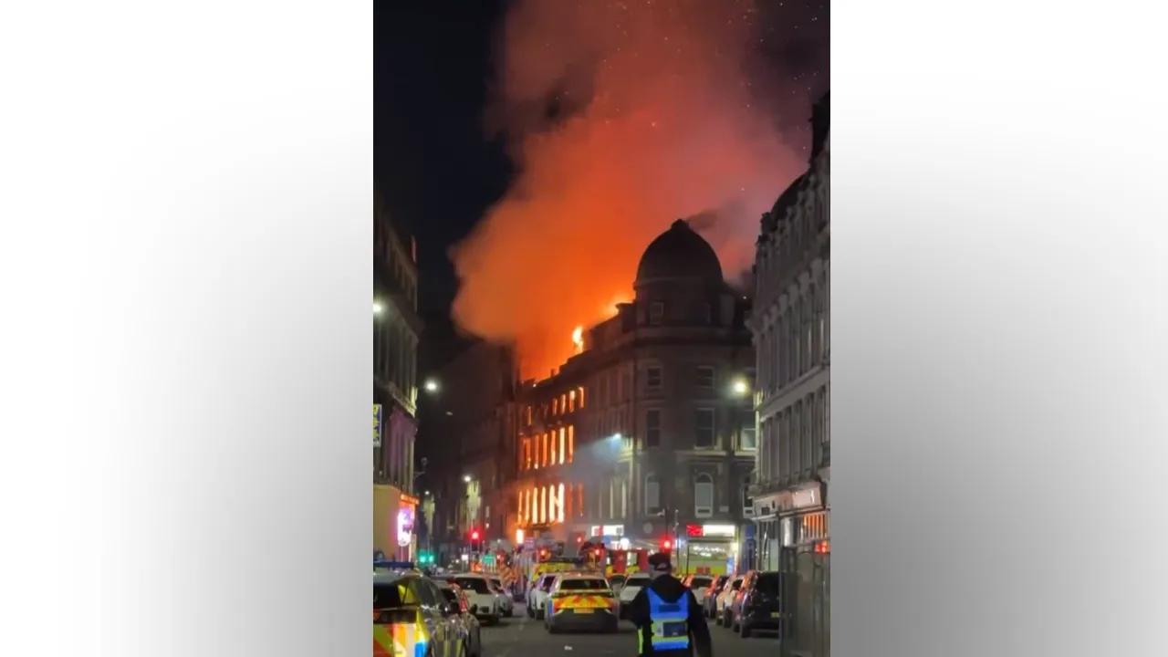 İskoçyada yangın paniği! Elektronik sigara dükkanında başladı, tarihi binaya sıçradı