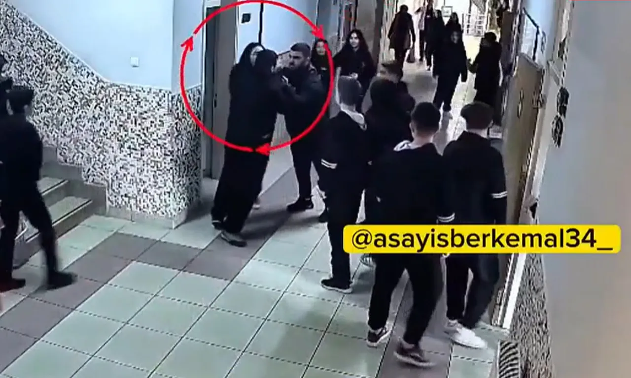 Kardeşiyle alay edildiğini söyledi, okulu birbirine kattı! Öğrencileri darp ettiği anlar kamerada