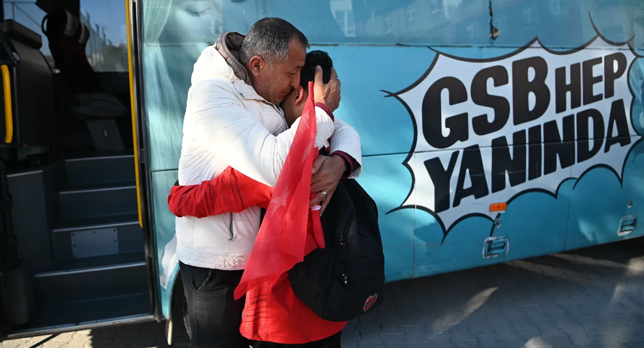 Katar'da mahsur kalan Türk kafilesi yurda döndü