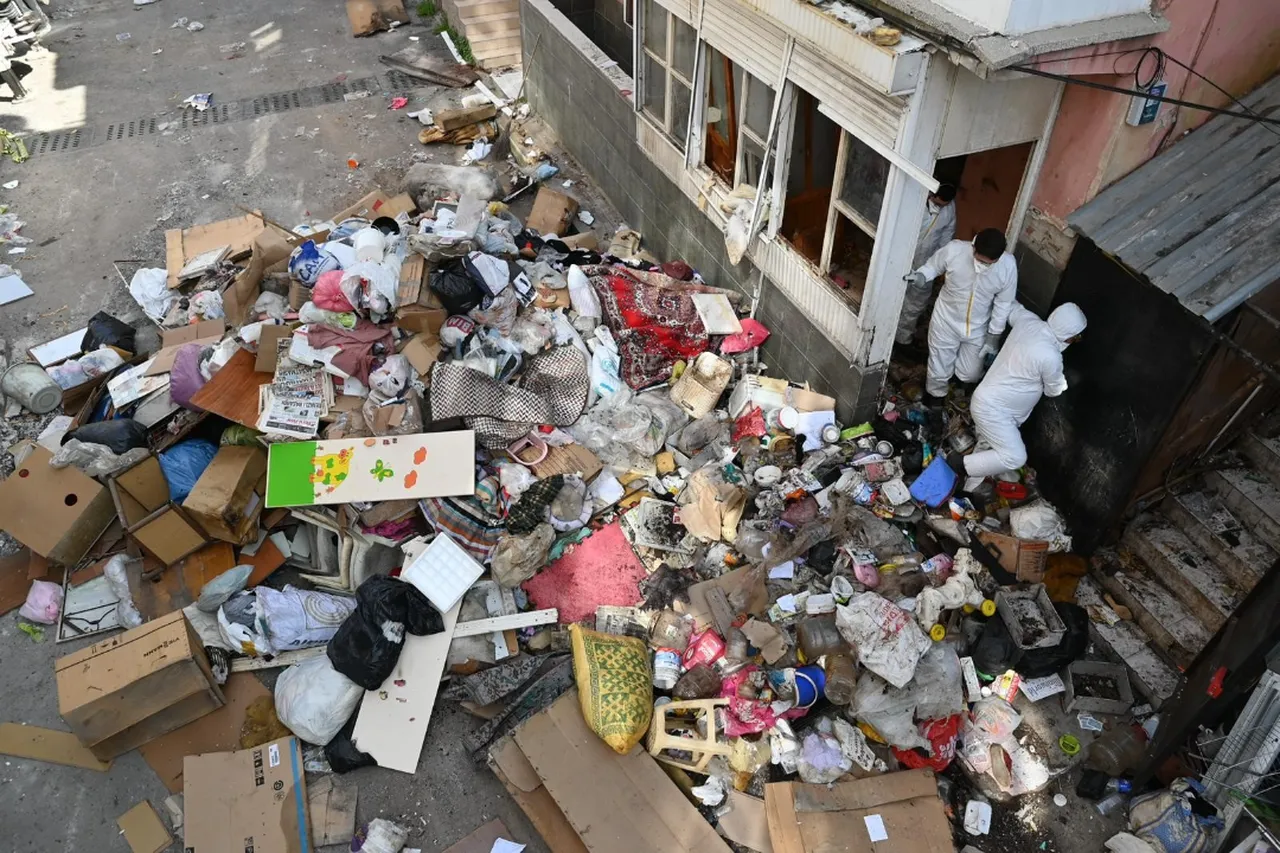 Mahkeme kararıyla temizlik! Karabağlar'da çöp evden 12 kamyon atık çıkarıldı