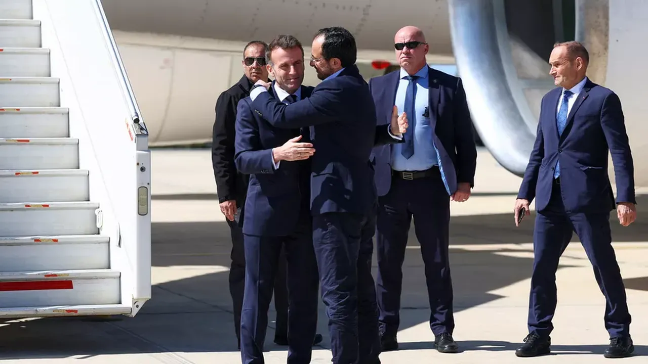 Mavi Vatan'da 'Nükleer şemsiye tiyatrosu'! Macron, Rumların gönüllü savunuculuğuna soyundu