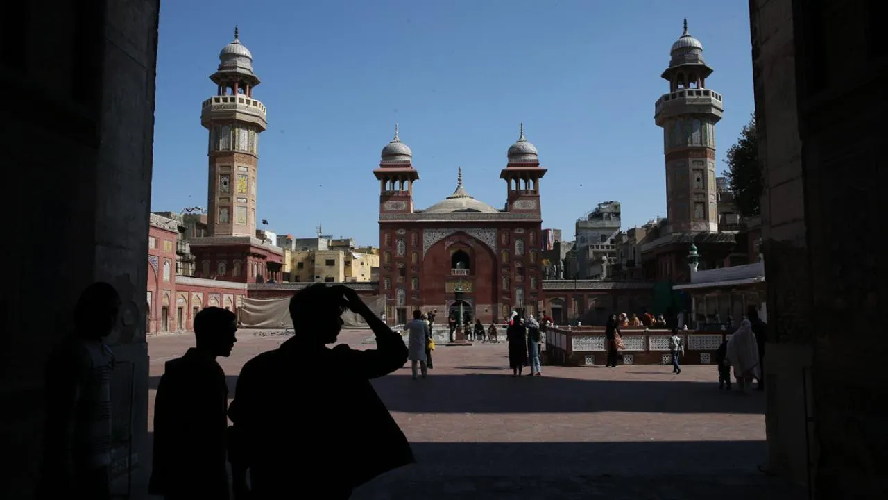 Orta Doğu'daki gerilim Pakistan'ı durdurdu! Okullar kapandı, resmi araçlar kısıtlandı