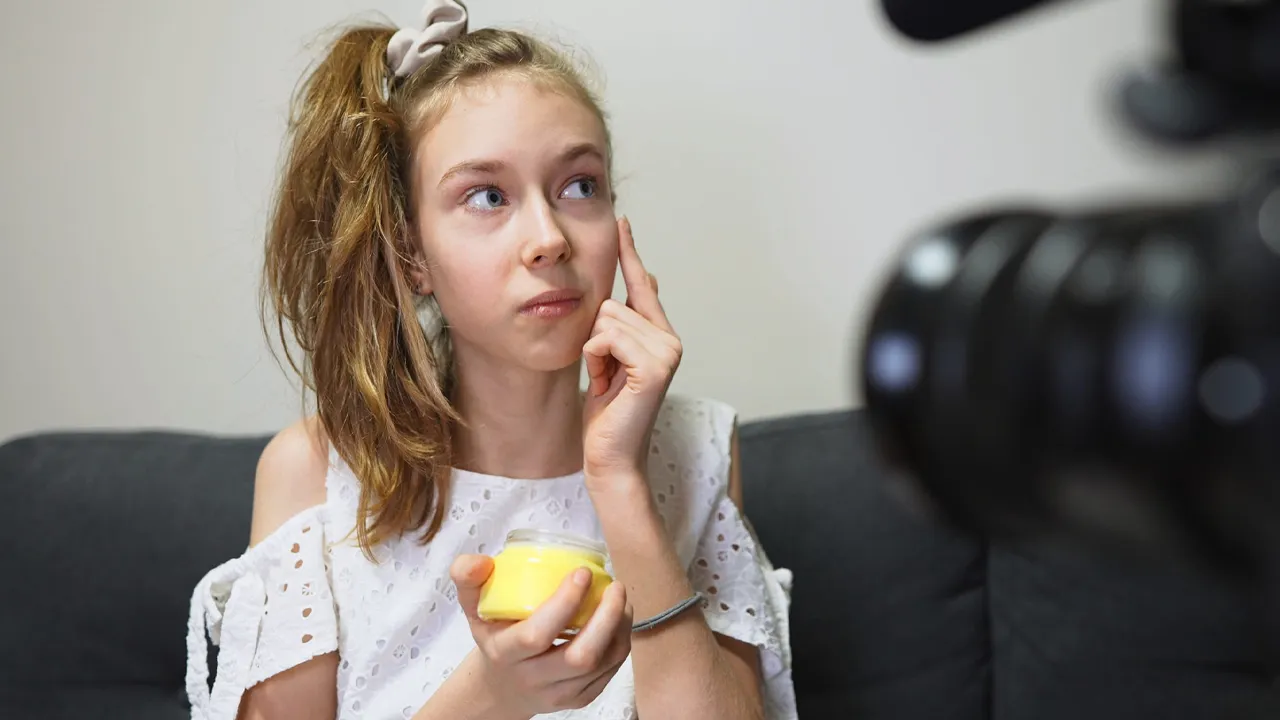 Sosyal medya cildi bozuyor: Yanlış tavsiyeler sivilceleri artırıyor