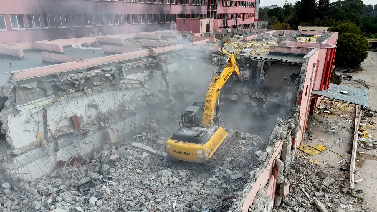 Yangında hasar alan eski Adana Devlet Hastanesinde yıkım başladı