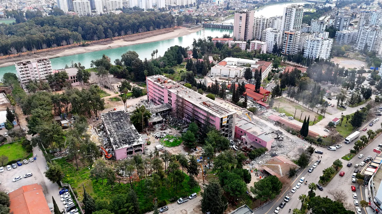Yangında hasar alan eski Adana Devlet Hastanesinde yıkım başladı
