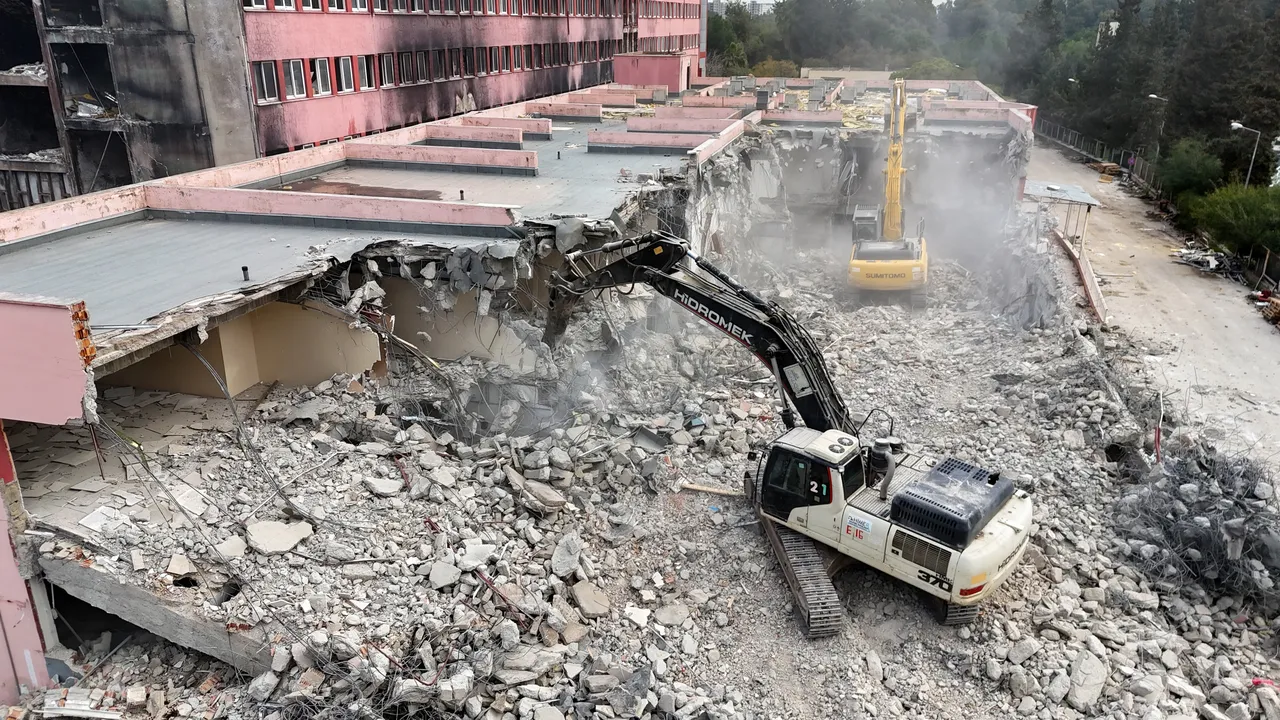 Yangında hasar alan eski Adana Devlet Hastanesinde yıkım başladı