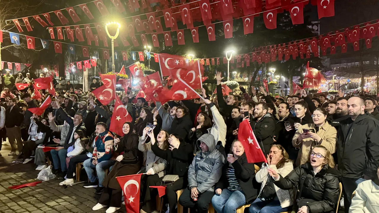 24 yılın ardından tarihi zafer! Türkiye sokaklara döküldü