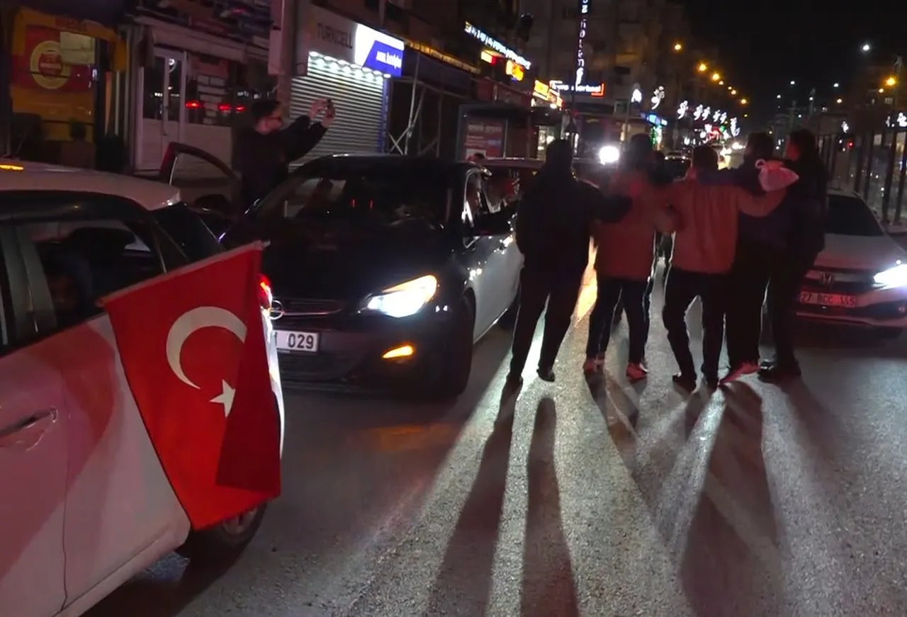 24 yılın ardından tarihi zafer! Türkiye sokaklara döküldü