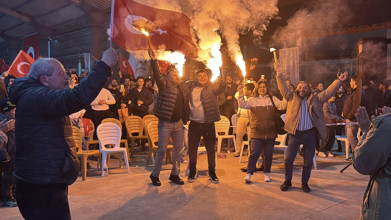 24 yılın ardından tarihi zafer! Türkiye sokaklara döküldü