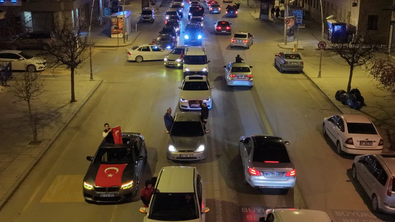 24 yılın ardından tarihi zafer! Türkiye sokaklara döküldü