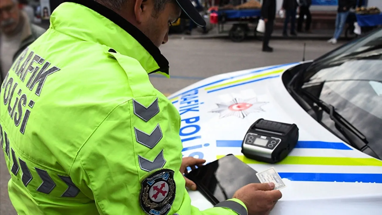 Abartılı egzoz kullanan motosikletliye rekor ceza! Yarım milyon ödeyecek