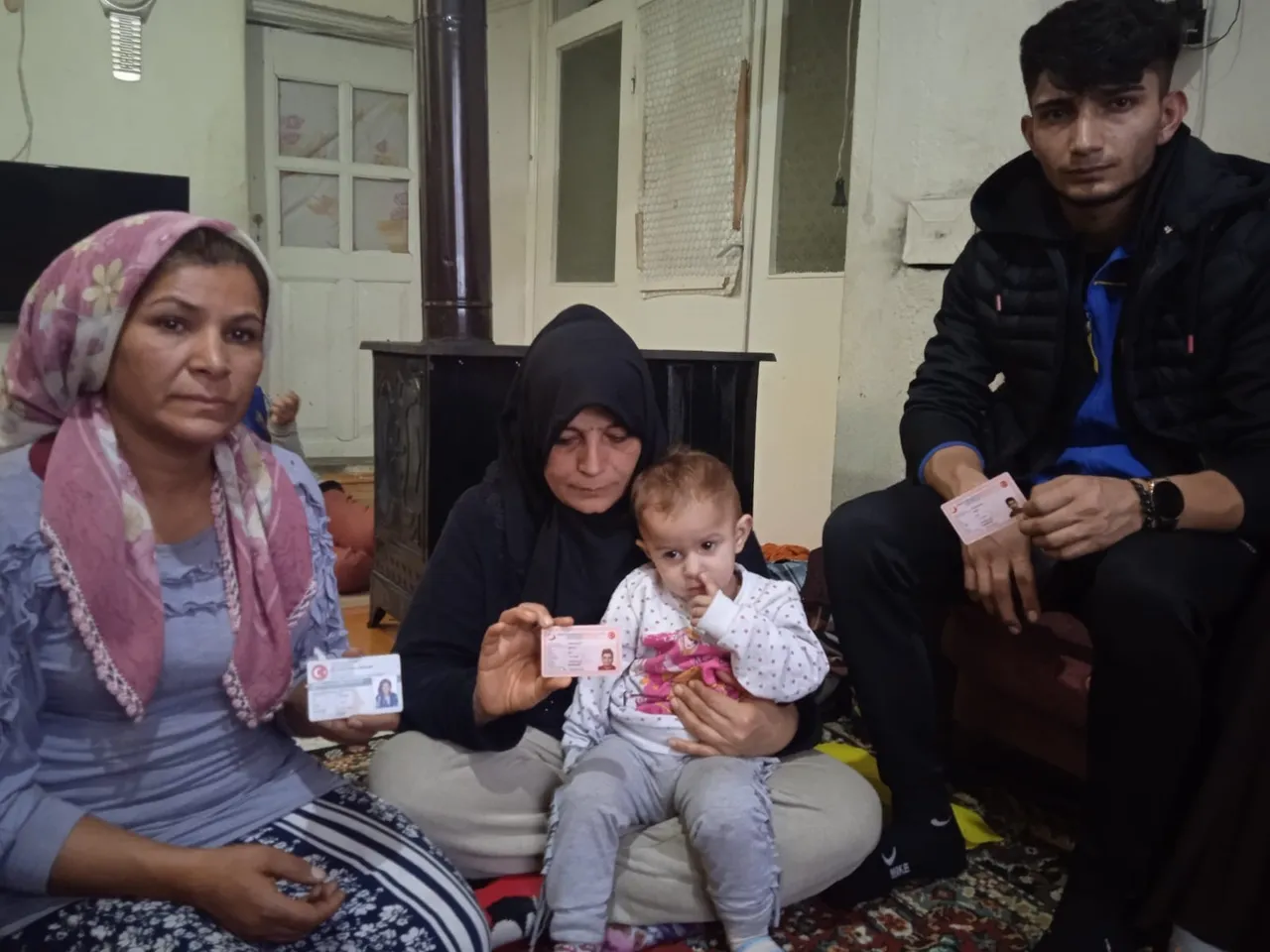 Artık 'vatansız' değiller! Afyonkarahisar'da 8 kişilik aile mutlu sona ulaştı