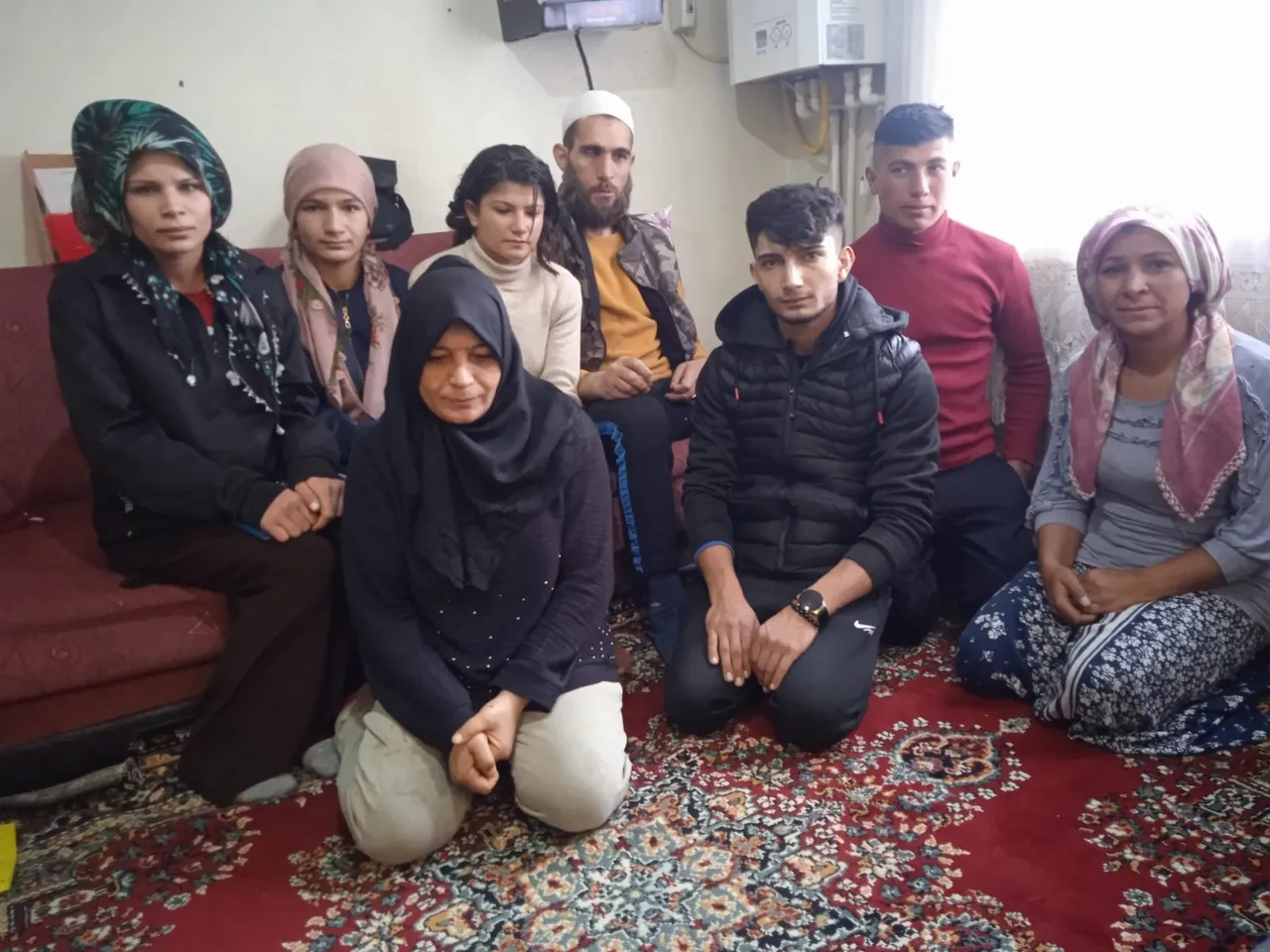 Artık 'vatansız' değiller! Afyonkarahisar'da 8 kişilik aile mutlu sona ulaştı