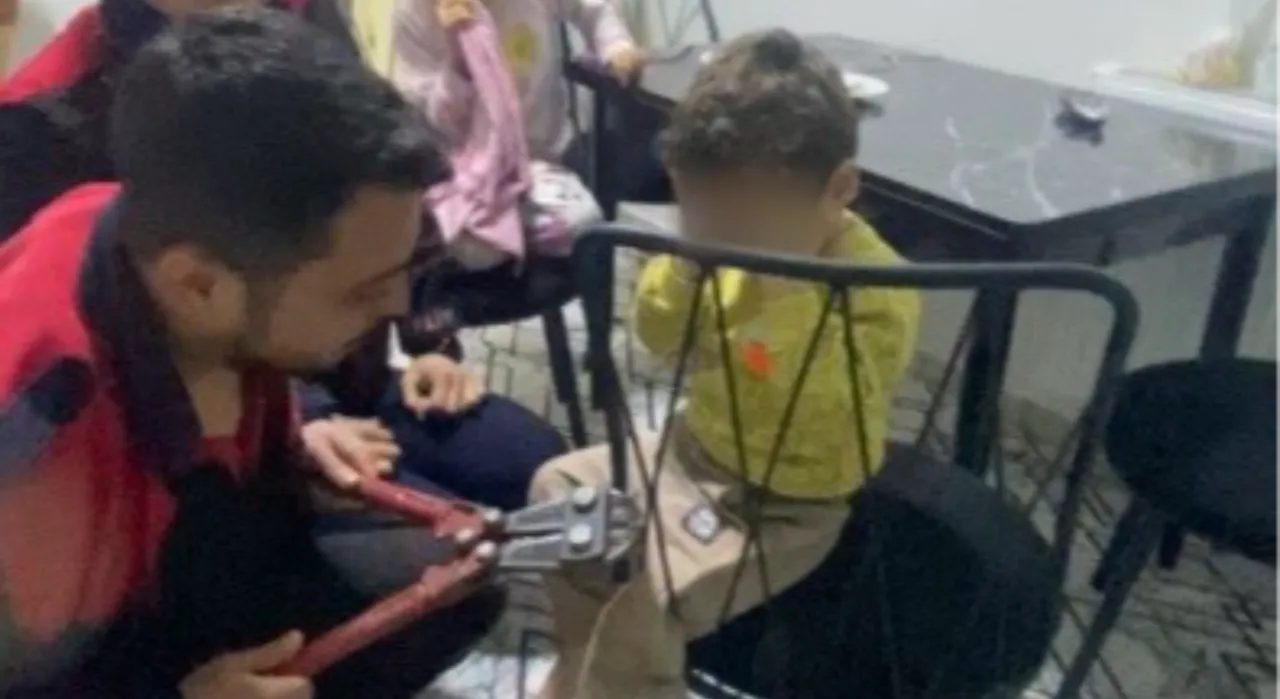 Ayağı sandalyeye sıkışan küçük Ahmet'in yardımına babasının ekip arkadaşları yetişti