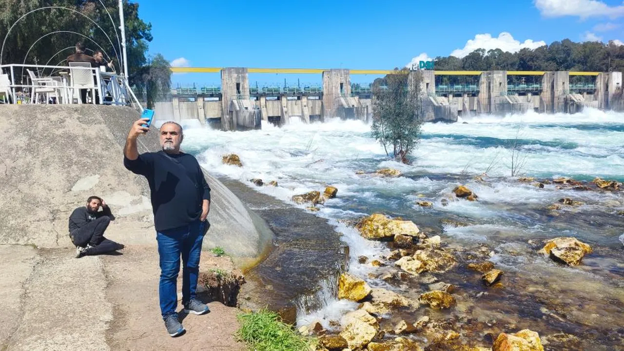 Doluluk oranı yüzde 100'e ulaştı, baraj kapakları açıldı! Şehir oraya akın etti!