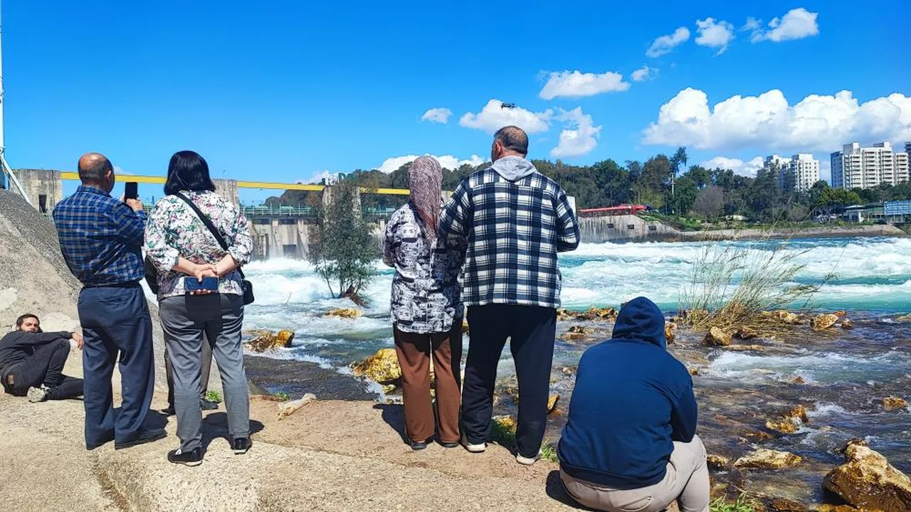 Doluluk oranı yüzde 100'e ulaştı, baraj kapakları açıldı! Şehir oraya akın etti!