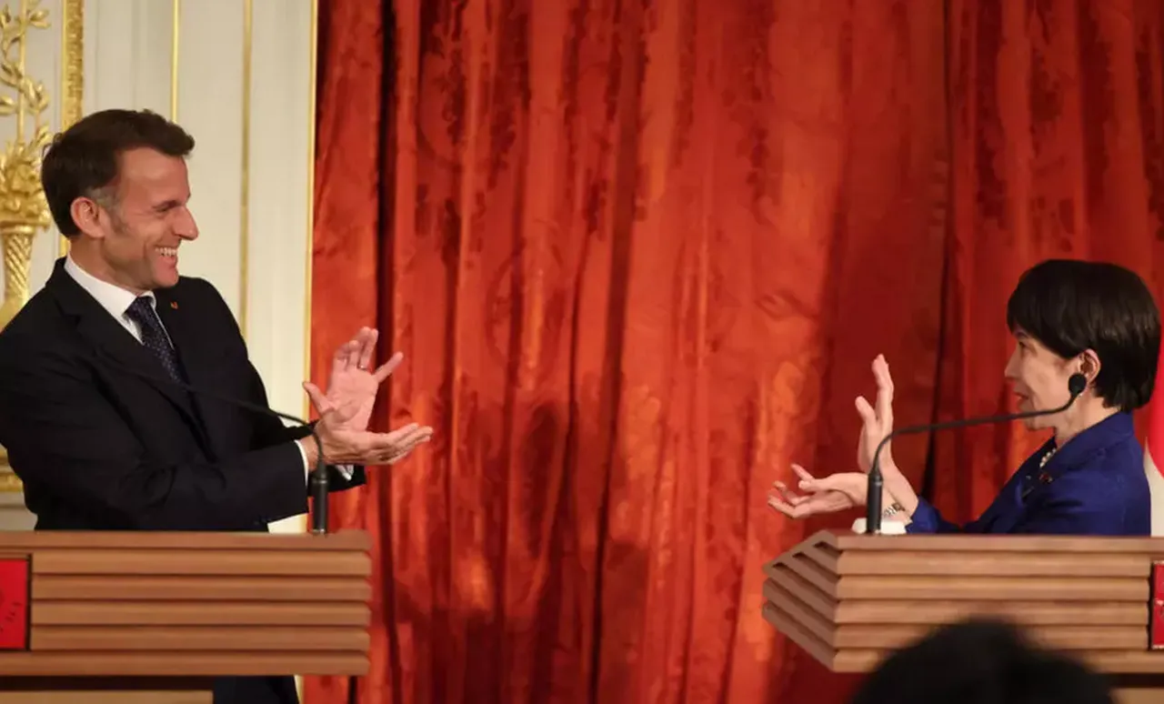 Dünya Macronun bu pozunu konuşuyor! Trumpa ima dolu gönderme mi?