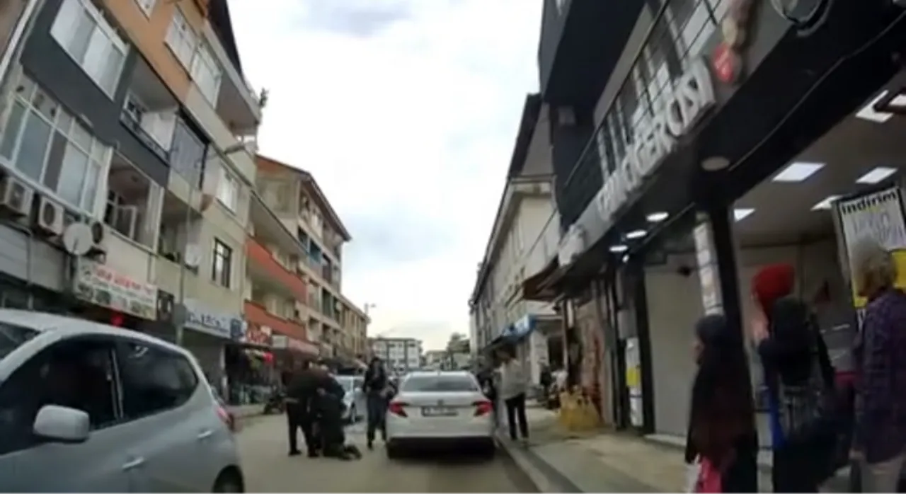 Düzce'de yayaya çarpan sürücü direksiyonu başkasına devretti! O anlar kamerada