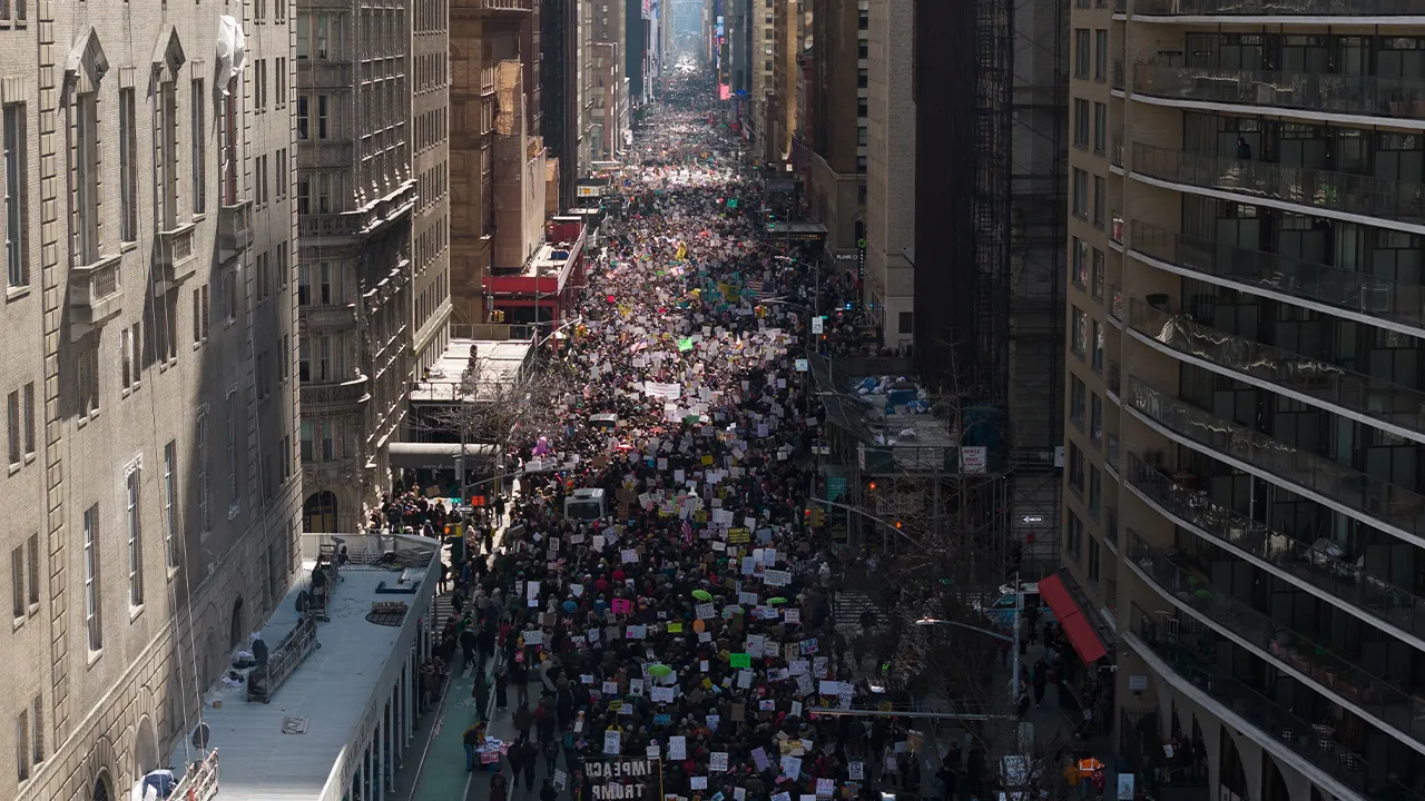 Trump karşıtı “Krallara Hayır” protestolarının ardından bu yıl üçüncüsü gerçekleştirilen ve ülke genelinde düzenlenen gösterilerde çok sayıda kişi meydanları doldurdu.