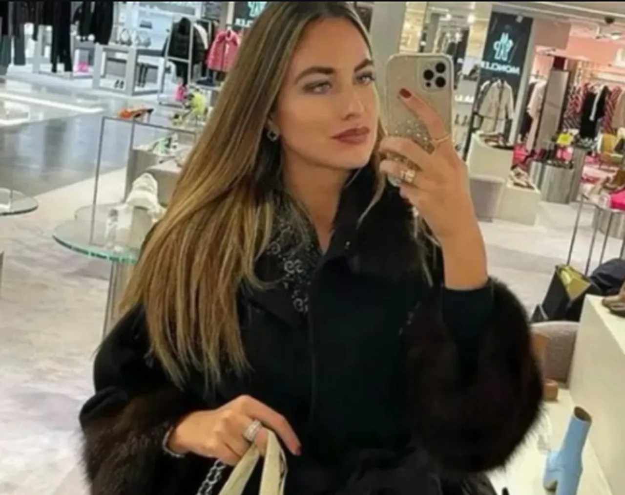 İtalyada tüyler ürperten olay! Öldürülen modelin mezarını açıp kafasını çaldılar