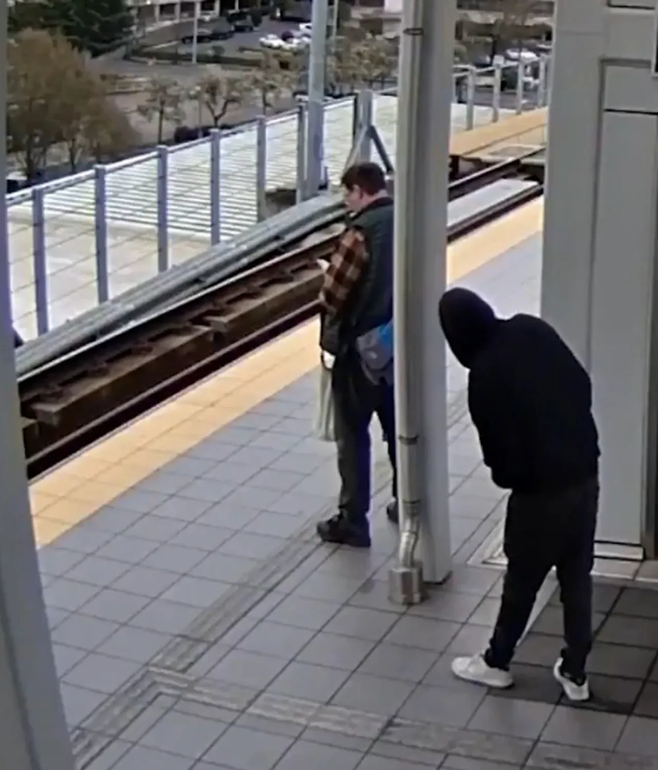 Metro istasyonunda korku dolu anlar! Hiç tanımadığı adamı arkasından raylara itti