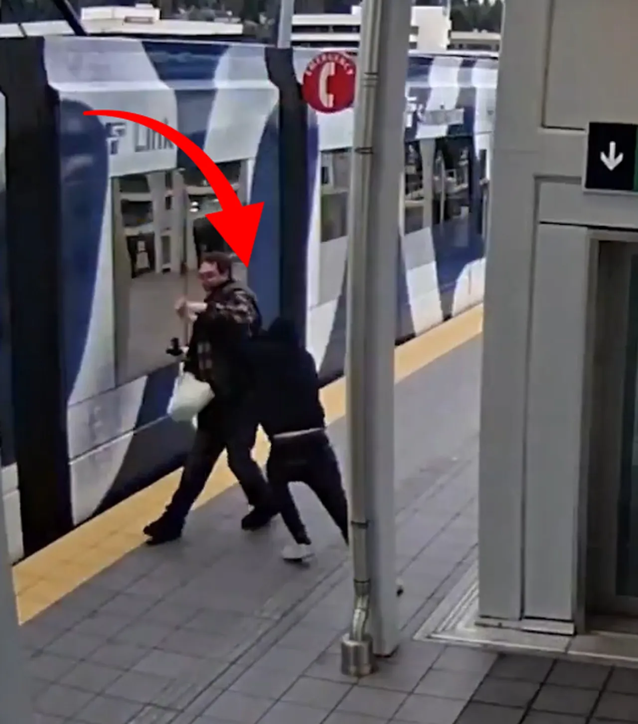 Metro istasyonunda korku dolu anlar! Hiç tanımadığı adamı arkasından raylara itti