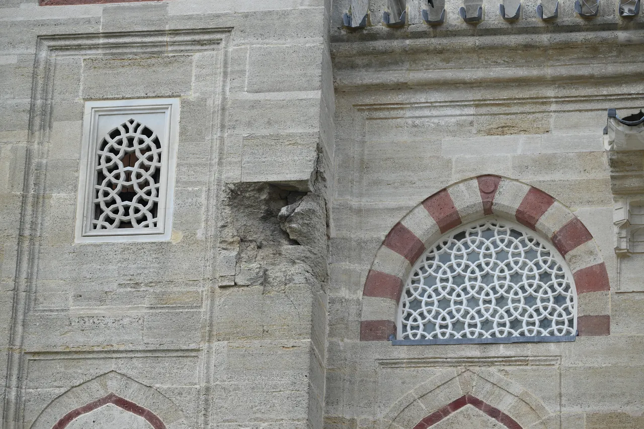 Selimiye Camisi duvarındaki gülle izi