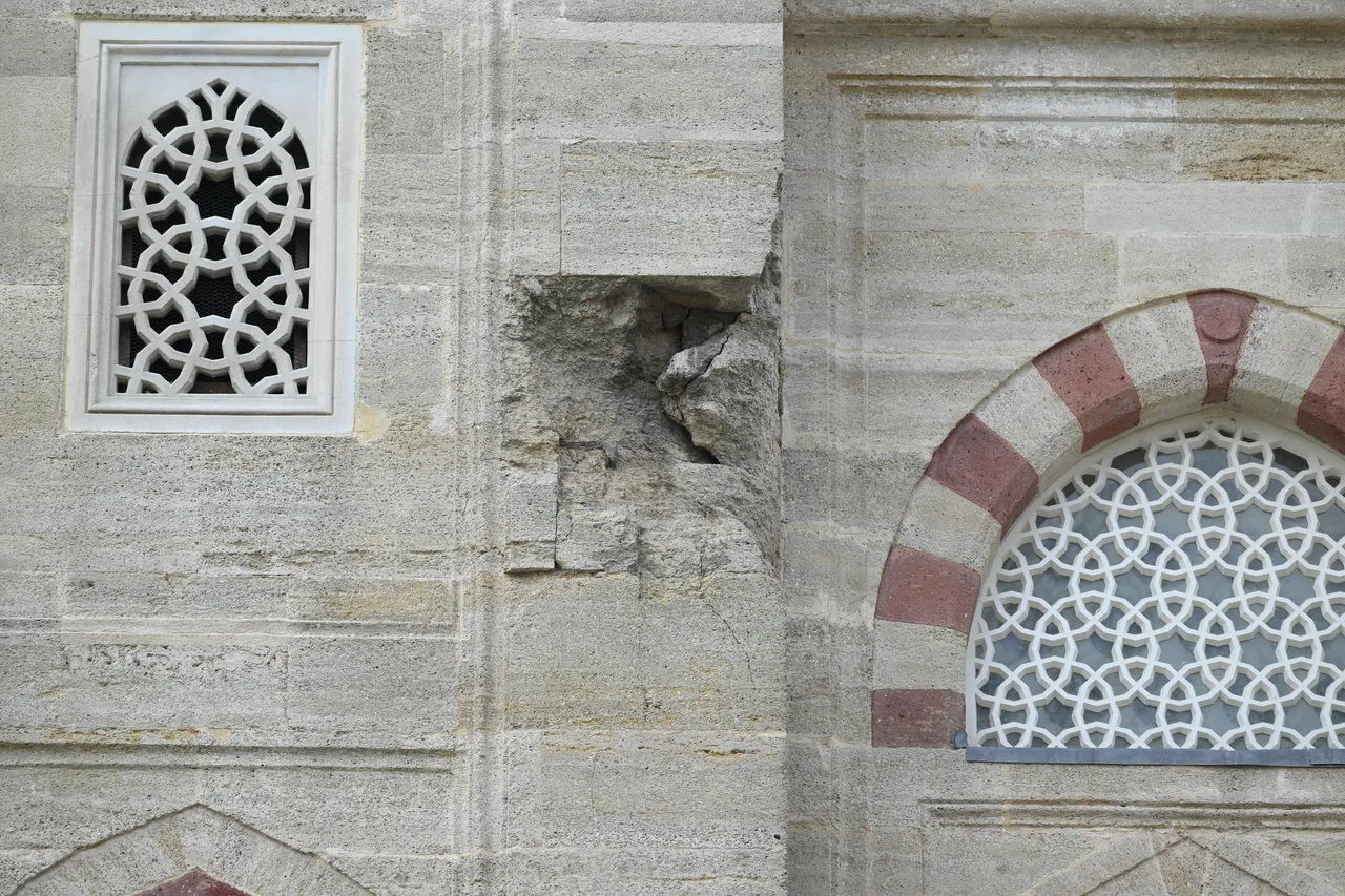 Selimiye Camisi duvarındaki gülle izi