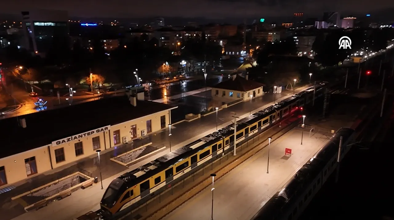 Türkiyede ilk! Bin kişiyi taşıyacak, Milli Banliyö Trenin sekizinci seti de Gaziantepte raylara indi