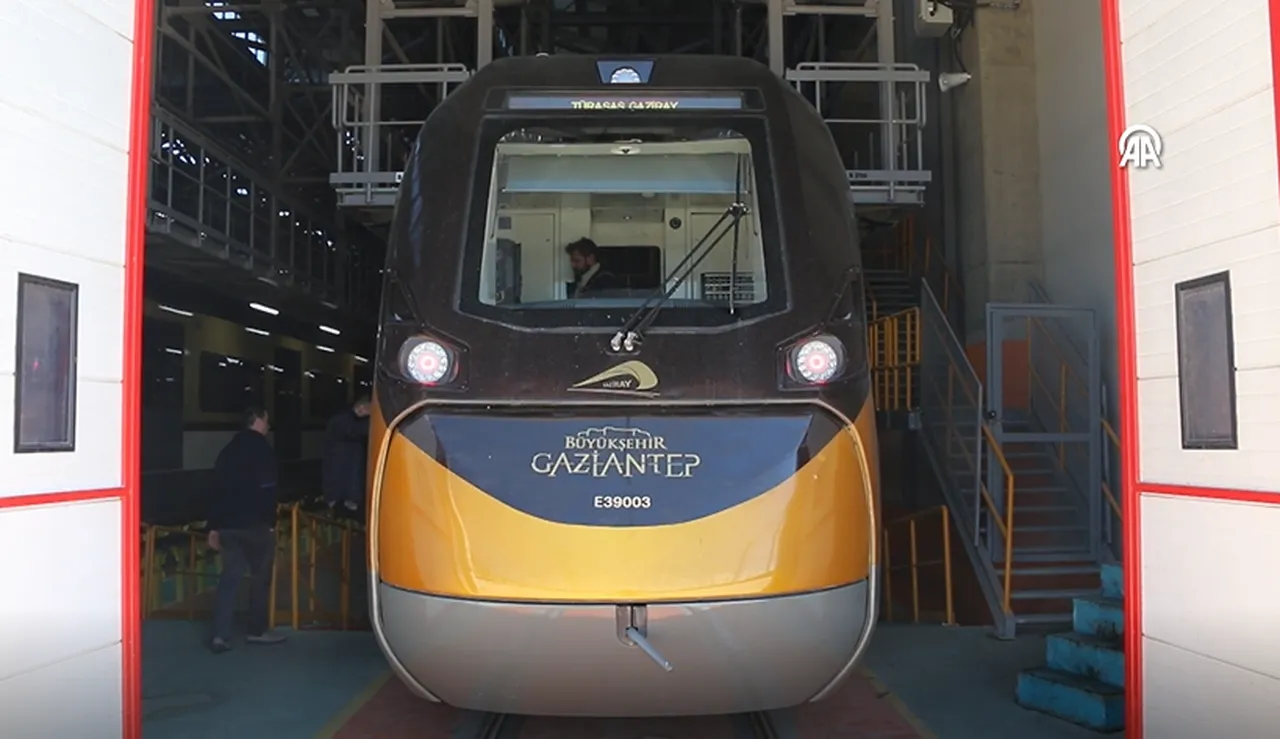 Türkiyede ilk! Bin kişiyi taşıyacak, Milli Banliyö Trenin sekizinci seti de Gaziantepte raylara indi