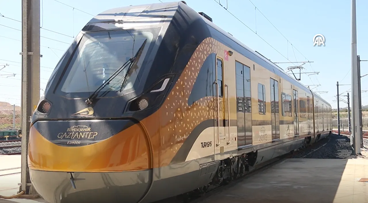 Türkiyede ilk! Bin kişiyi taşıyacak, Milli Banliyö Trenin sekizinci seti de Gaziantepte raylara indi