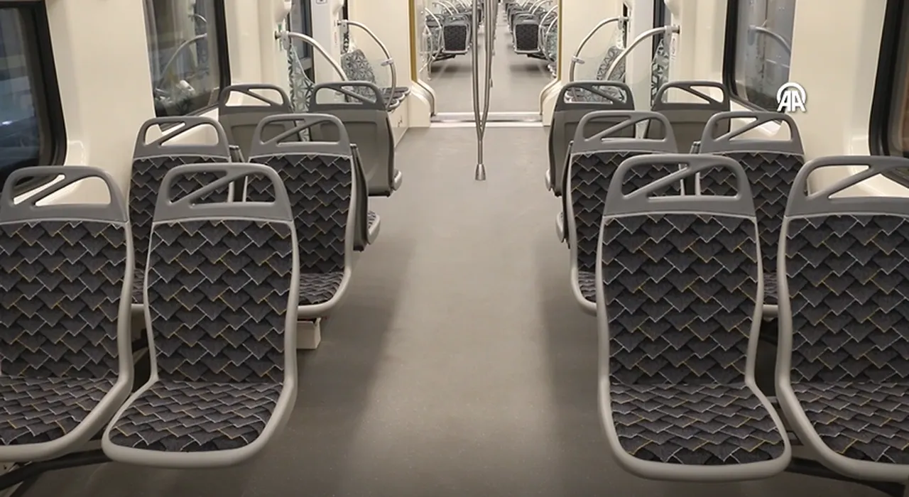 Türkiyede ilk! Bin kişiyi taşıyacak, Milli Banliyö Trenin sekizinci seti de Gaziantepte raylara indi