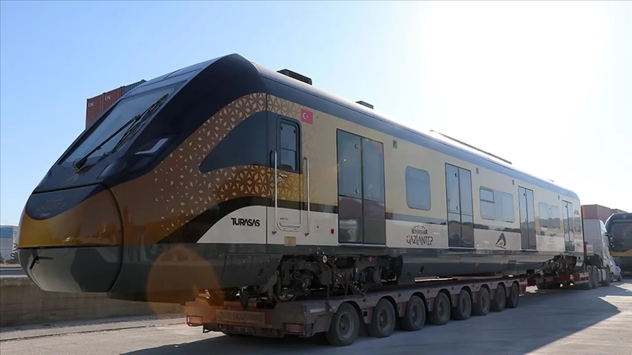 Türkiyede ilk! Bin kişiyi taşıyacak, Milli Banliyö Trenin sekizinci seti de Gaziantepte raylara indi