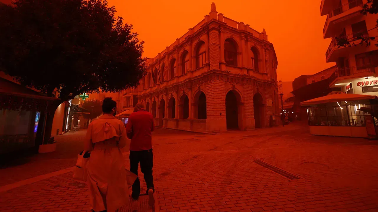 YUNANİSTAN KIRMIZIYA BÜRÜNDÜ!