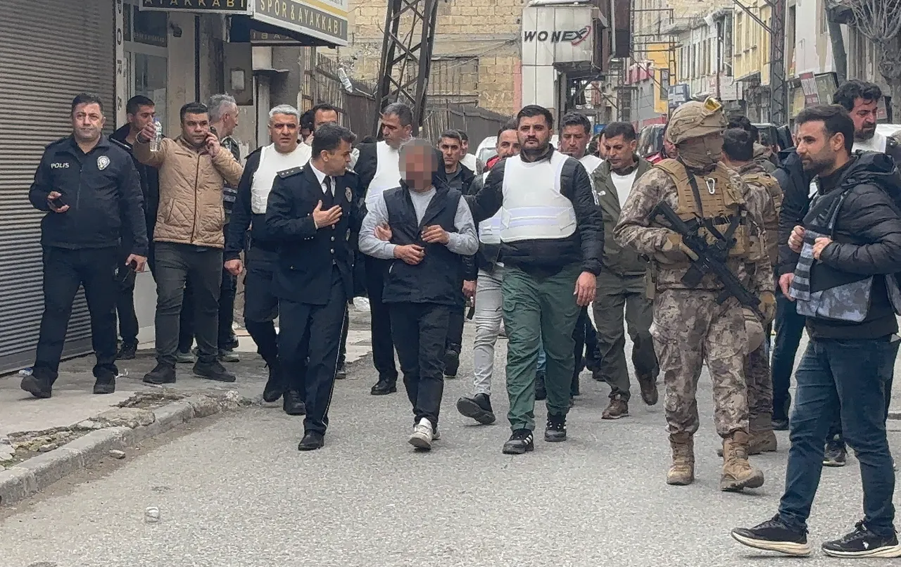 5 kişiyi rehin alıp sevgilisini vurdu! Rahat tavırları çileden çıkarttı 