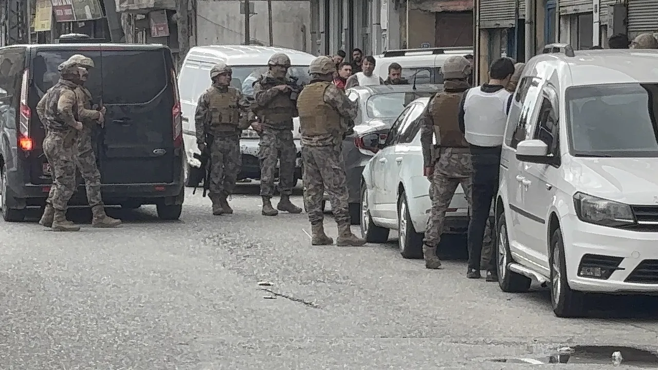 5 kişiyi rehin alıp sevgilisini vurdu! Rahat tavırları çileden çıkarttı