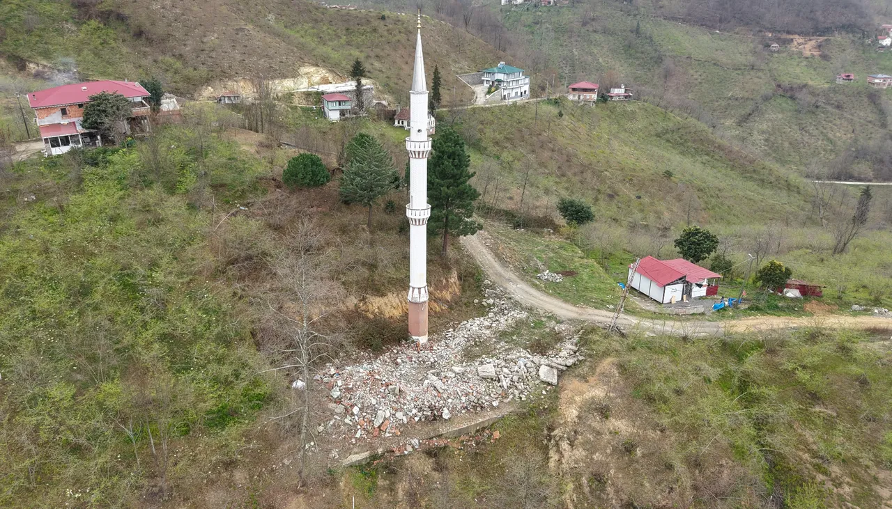 Bu mahallede evler kayıyor! Halk tedirgindi, devlet devreye girdi