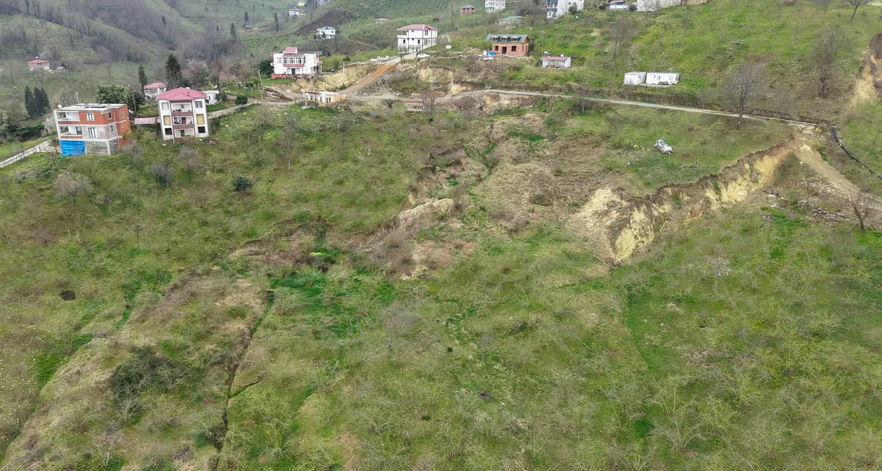 Bu mahallede evler kayıyor! Halk tedirgindi, devlet devreye girdi
