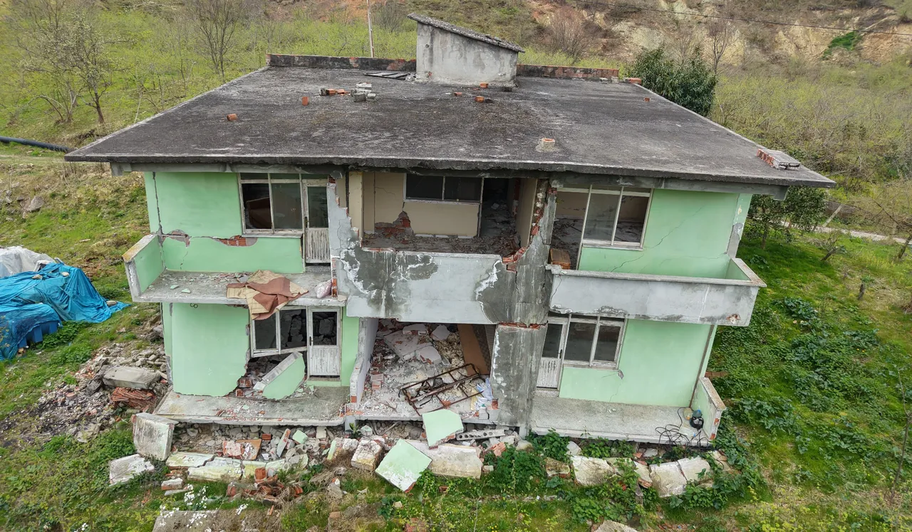 Bu mahallede evler kayıyor! Halk tedirgindi, devlet devreye girdi