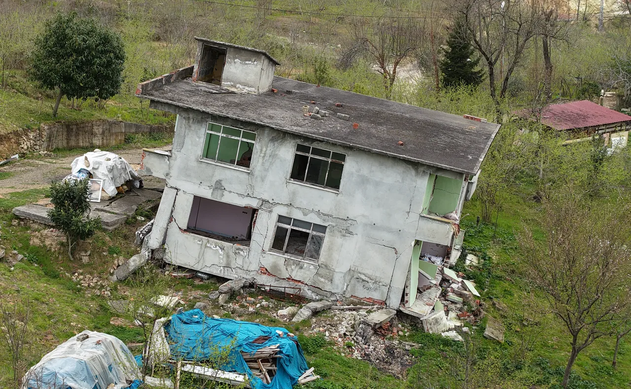 Bu mahallede evler kayıyor! Halk tedirgindi, devlet devreye girdi